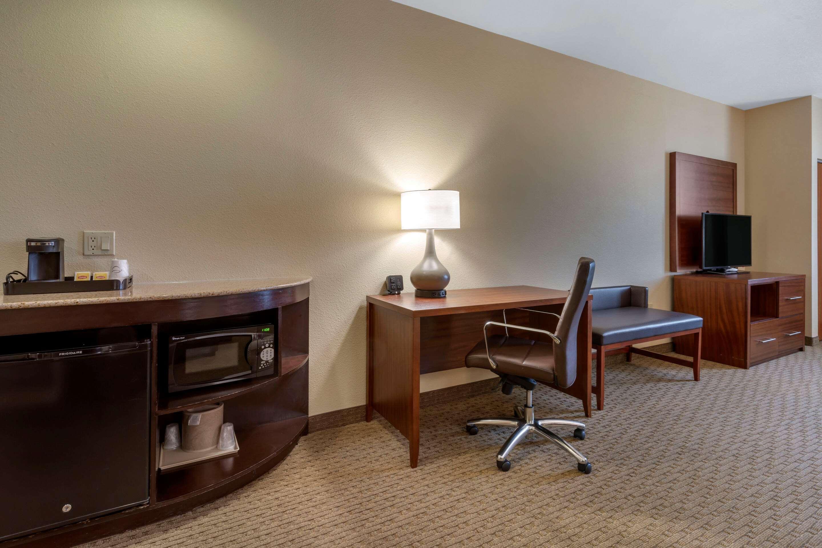 Comfort Suites Eugene Bagian luar foto