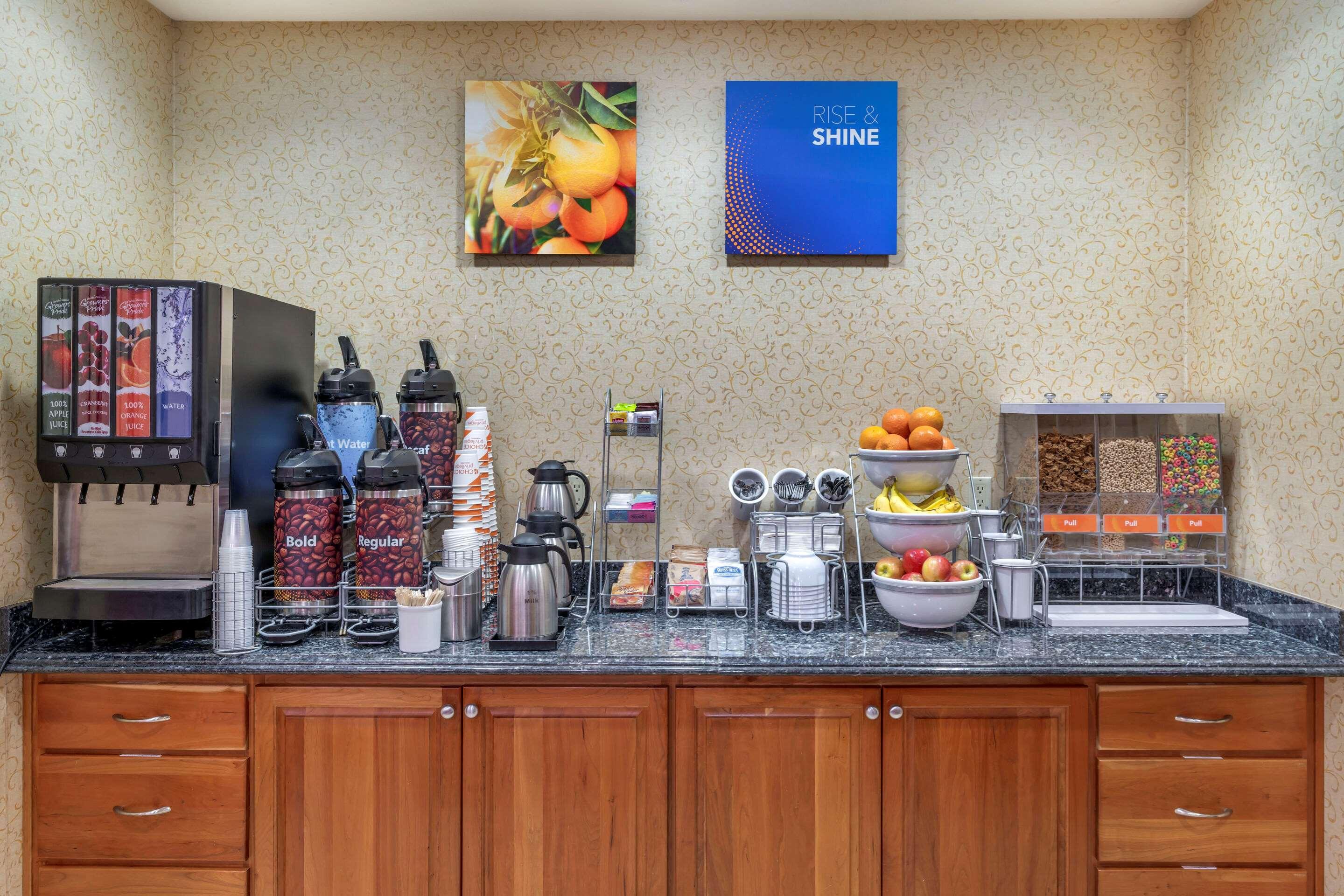 Comfort Suites Eugene Bagian luar foto