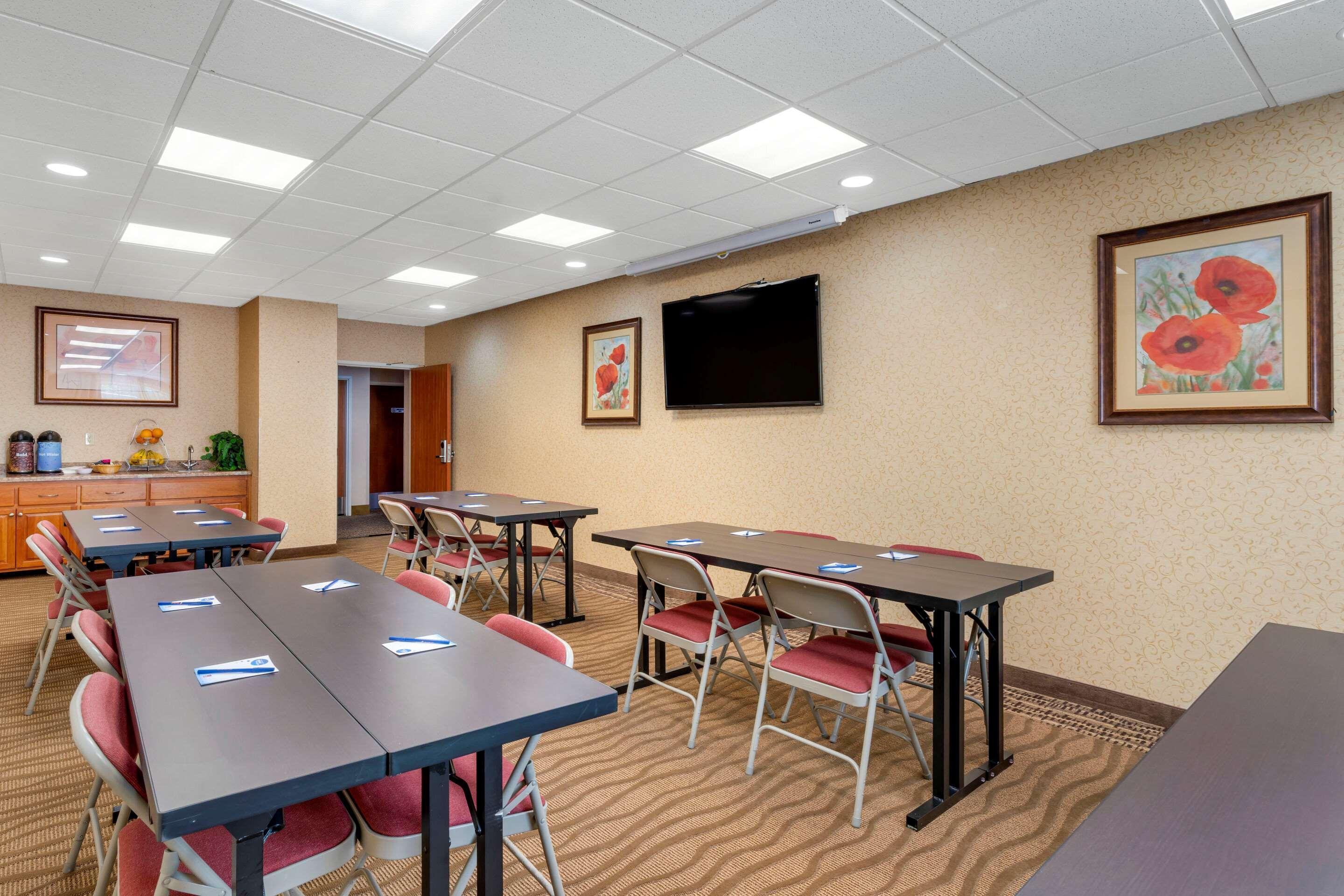 Comfort Suites Eugene Bagian luar foto