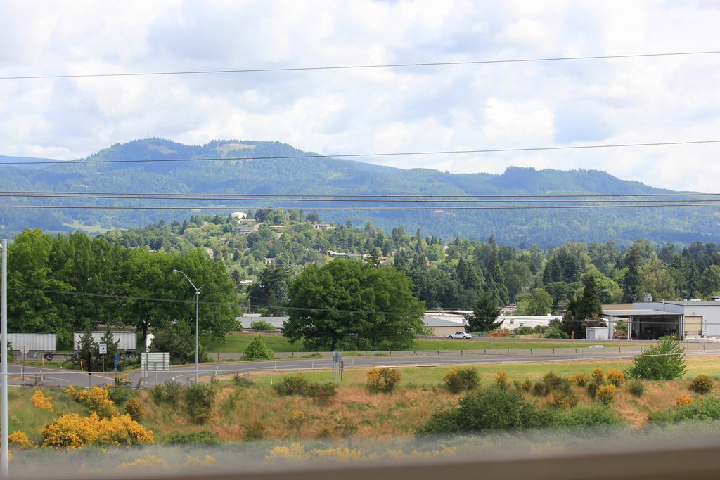 Comfort Suites Eugene Bagian luar foto